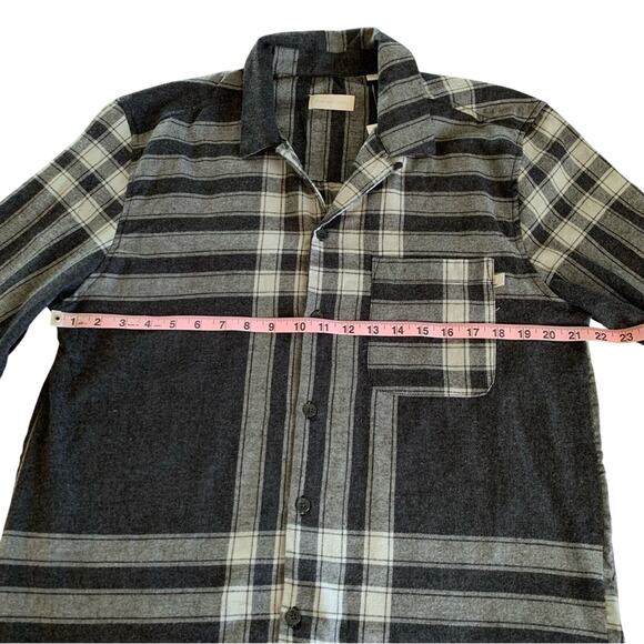 Via Penny Lane Reworked Apparel | Guns N’ Roses Custom Upcycled Gray Flannel - Picture 7 of 10